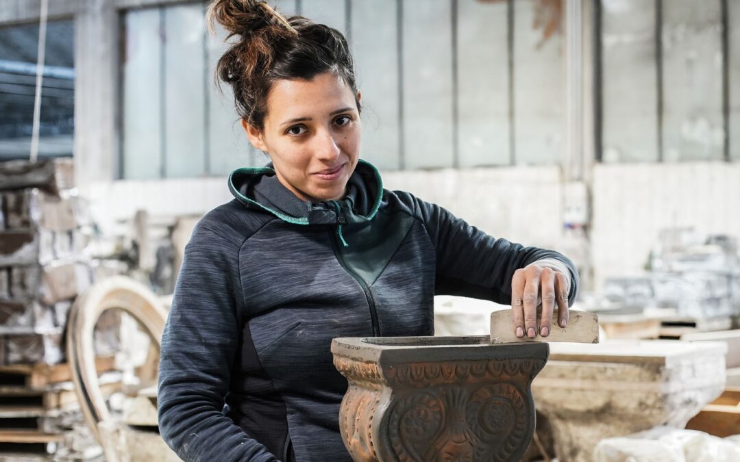 The artisans of the Valdichiana Senese tell their creations: Veronica Pinsuti shapes terracotta at San Rocco workshop